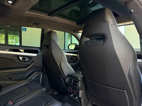 Used 2021 Lamborghini Urus image 31