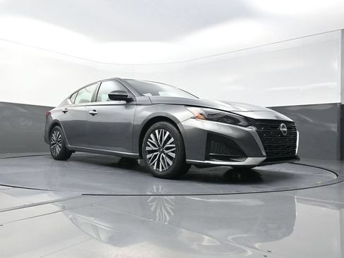 Used 2024 Nissan Altima 2.5 SV FWD image 19