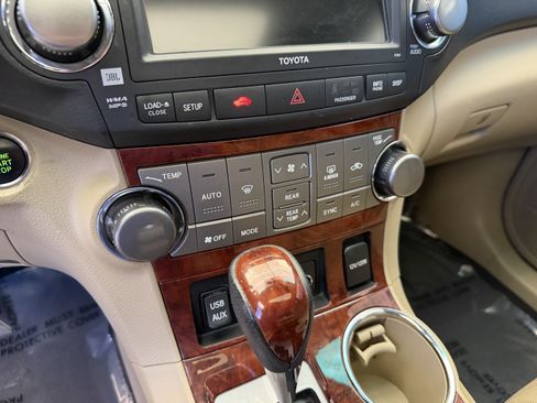 Used 2012 Toyota Highlander Limited w/ Tow Pkg AWD/4WD image 24