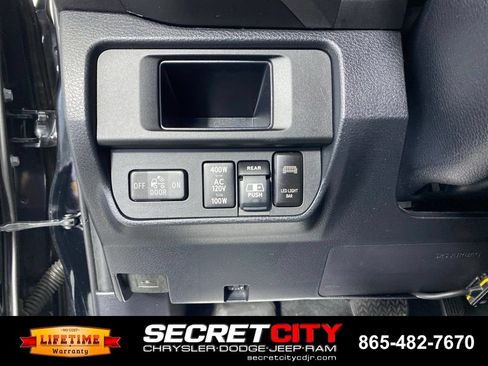 Used 2017 Toyota Tacoma TRD Sport w/ Tow Package (A/T) AWD/4WD image 13