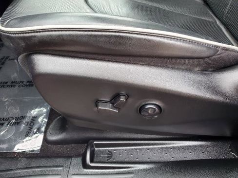 Used 2024 Chrysler Pacifica Premium image 8