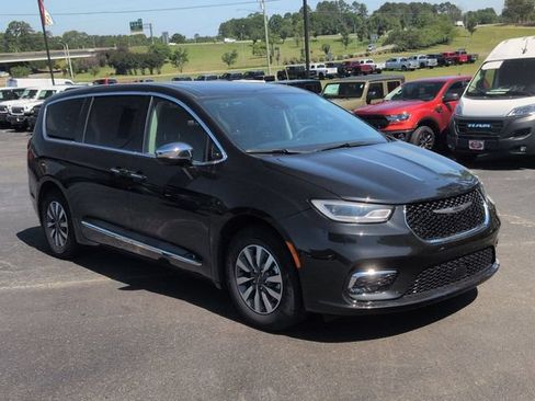 Used 2023 Chrysler Pacifica Limited FWD image 2