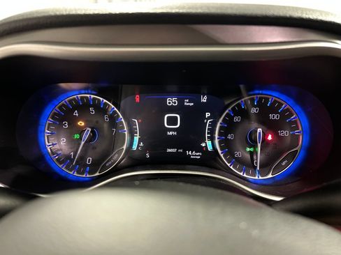 Used 2024 Chrysler Pacifica Touring-L w/ Uconnect Theater Family Group FWD image 16