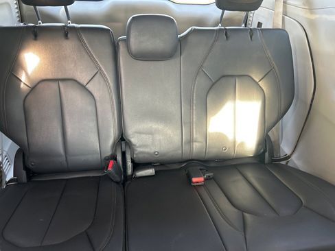 Used 2017 Chrysler Pacifica Touring-L w/ Tire & Wheel Group image 13