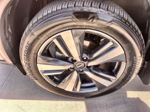 Used 2024 Nissan Rogue SL FWD image 9