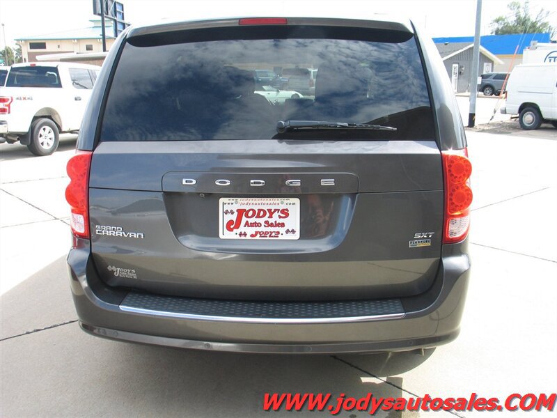 Used 2016 Dodge Grand Caravan SXT w/ Rear Park Assist Package FWD image 33