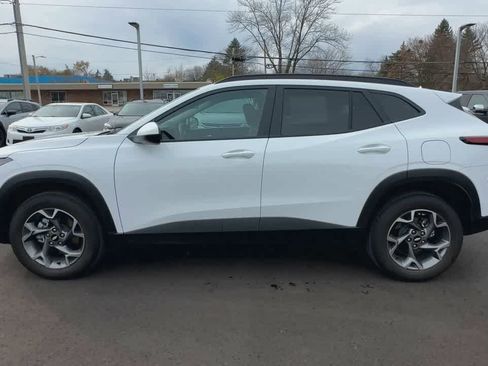 Used 2025 Chevrolet Trax LT w/ LT Convenience Package image 5