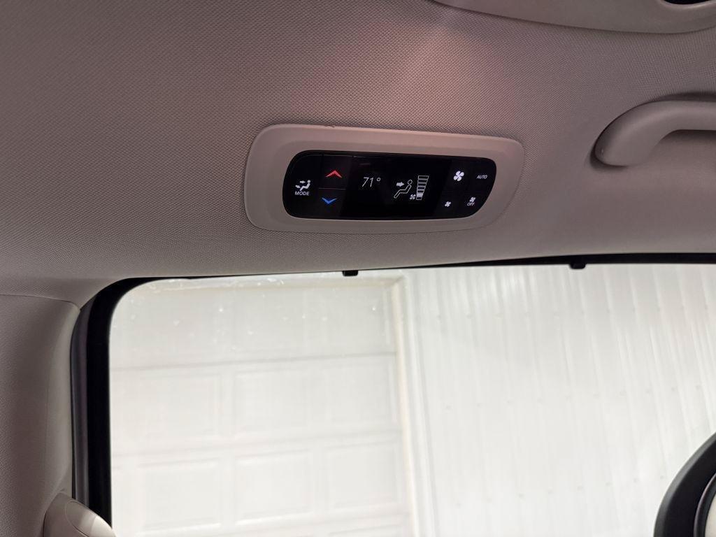 Used 2023 Chrysler Pacifica Touring-L FWD image 28