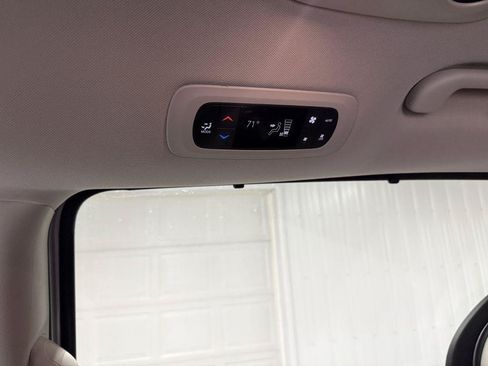 Used 2023 Chrysler Pacifica Touring-L FWD image 28