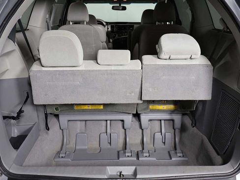 Used 2011 Toyota Sienna LE w/ Towing Pkg FWD image 16