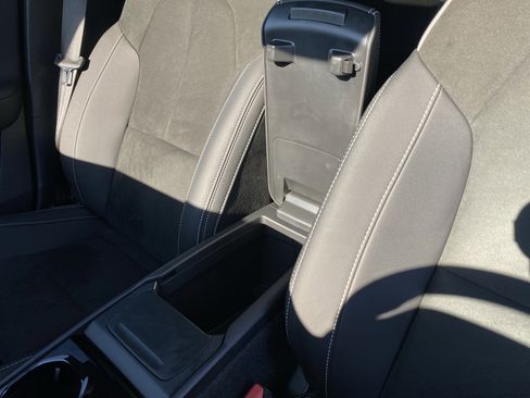 Used 2025 Volvo XC40 B5 Plus image 45