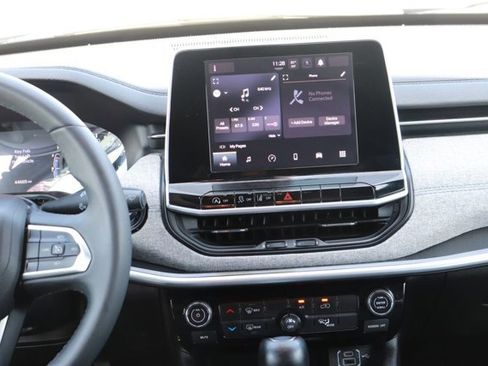 Used 2025 Jeep Compass Latitude image 15