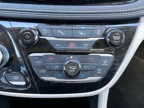 Used 2023 Chrysler Pacifica Limited image 20