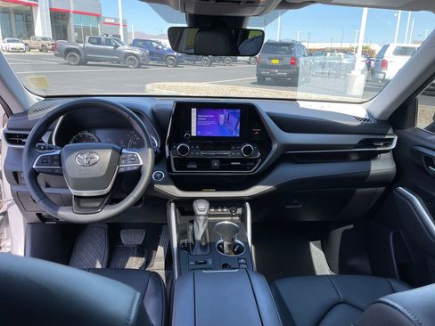Used 2023 Toyota Highlander XLE AWD/4WD image 20