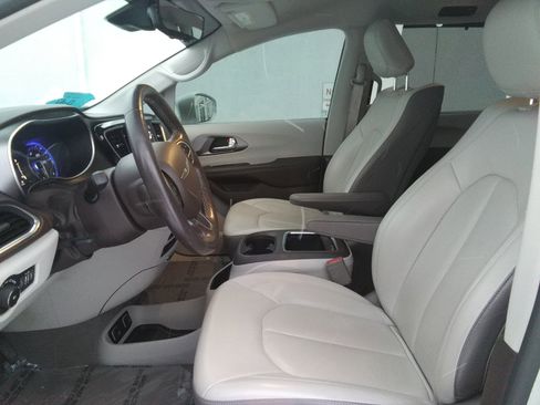 Used 2019 Chrysler Pacifica Touring-L Plus w/ Advanced Safetytec Group image 17