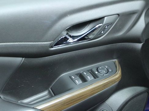 Used 2023 GMC Acadia SLE w/ Driver Convenience Package image 12