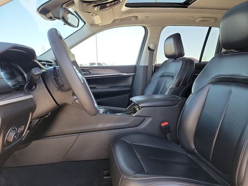 Used 2024 Jeep Grand Cherokee Limited image 12