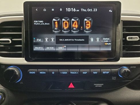 Used 2022 Hyundai Venue Limited image 25