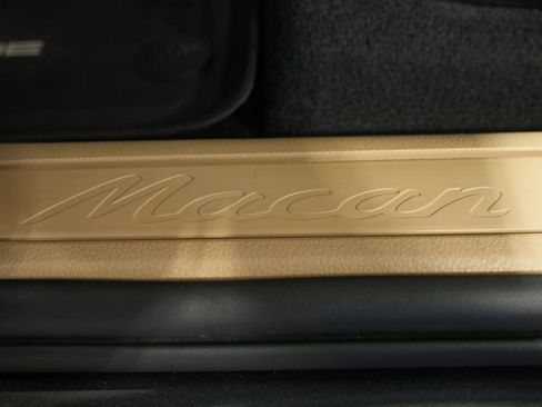 Used 2025 Porsche Macan image 32