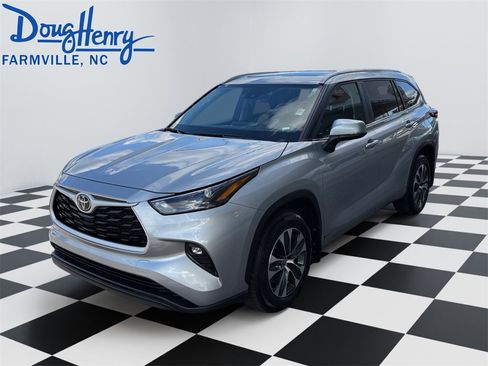 Used 2024 Toyota Highlander XLE image 1