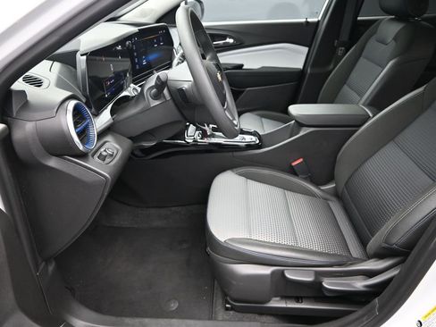 Used 2025 Chevrolet Trax LT image 13