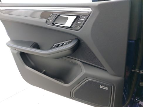 Used 2025 Porsche Macan image 28