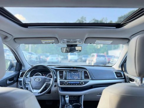 Used 2017 Toyota Highlander XLE w/ Carpet Mat Package AWD/4WD image 16