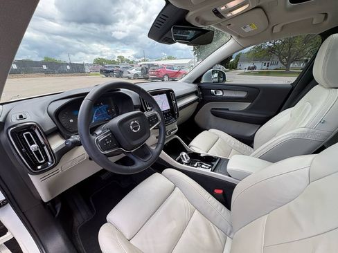 Used 2023 Volvo XC40 B5 Plus AWD/4WD image 23