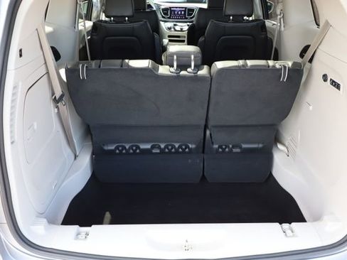Used 2018 Chrysler Pacifica Limited FWD image 38