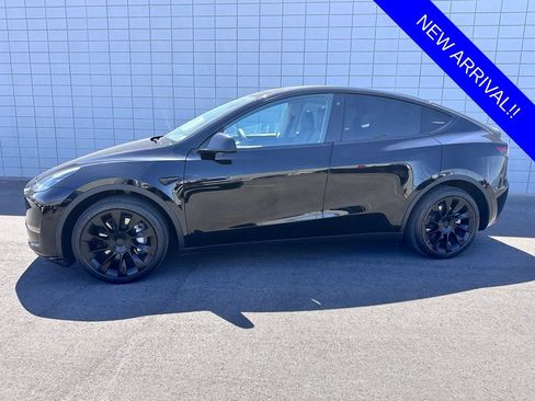 Used 2023 Tesla Model Y Long Range AWD/4WD image 1