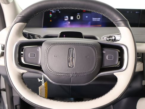 New 2026 Lincoln Navigator Premiere AWD/4WD image 3