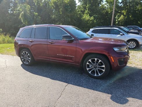Used 2023 Jeep Grand Cherokee Overland w/ Adv Protech Group III AWD/4WD image 3