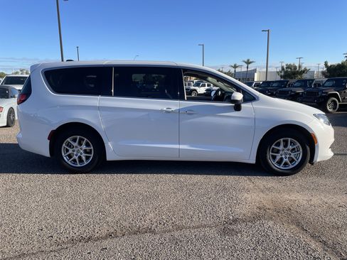 Used 2023 Chrysler Voyager LX image 6