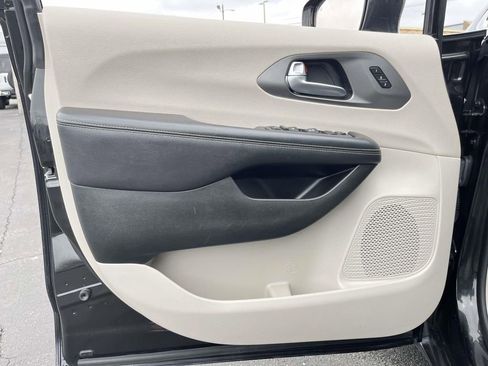 Used 2022 Chrysler Pacifica Touring-L image 12