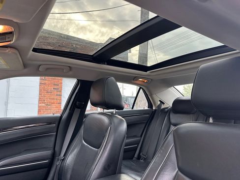 Used 2016 Chrysler 300 C image 29