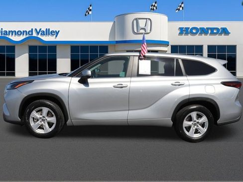 Used 2025 Toyota Highlander LE FWD image 9