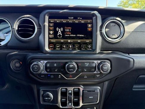 Used 2022 Jeep Wrangler Unlimited Sahara w/ Cold Weather Group AWD/4WD image 16