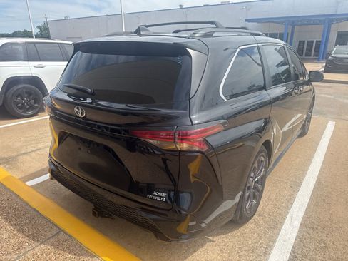 Used 2021 Toyota Sienna XSE image 7