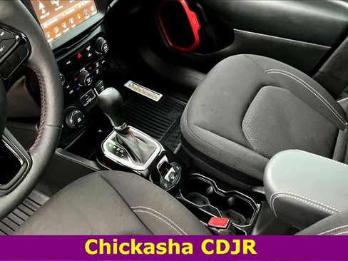 Used 2022 Jeep Renegade Latitude w/ Sun/Sound Group image 17