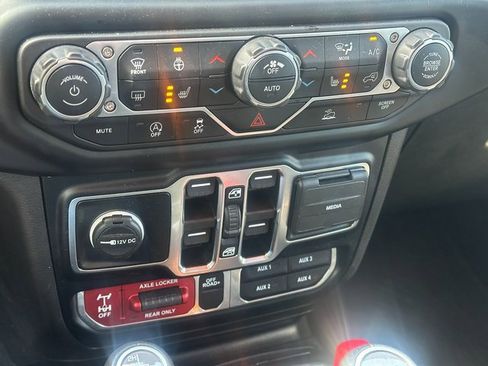 Used 2023 Jeep Gladiator Mojave w/ Cold Weather Group image 26