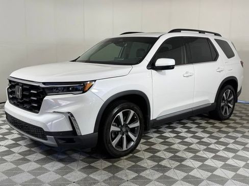 Used 2025 Honda Pilot Touring image 3