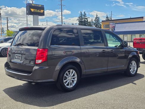 Used 2019 Dodge Grand Caravan SXT w/ Rear Park Assist Package FWD image 6