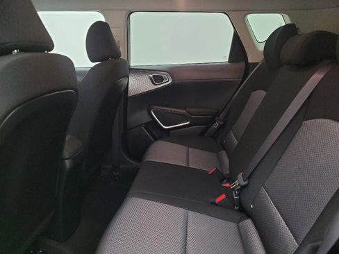 Used 2025 Kia Soul LX w/ LX Technology Package FWD image 18