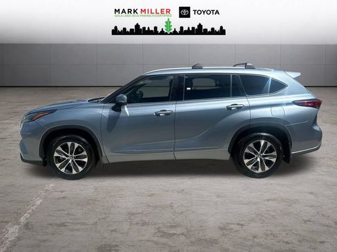 Used 2022 Toyota Highlander XLE AWD/4WD image 2