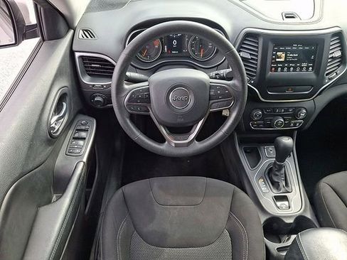 Used 2020 Jeep Cherokee Latitude FWD image 2