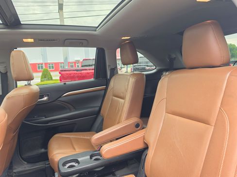 Used 2018 Toyota Highlander Limited Platinum AWD/4WD image 12