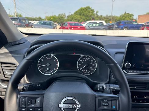 Used 2025 Nissan Rogue SV AWD/4WD image 36