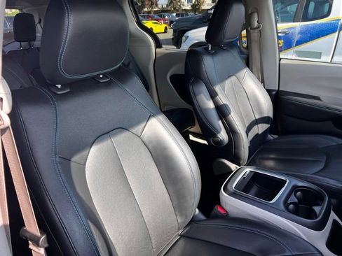 Used 2021 Chrysler Pacifica Touring-L image 30