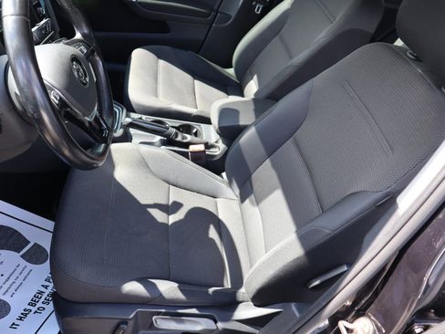 Used 2018 Volkswagen Golf S image 17