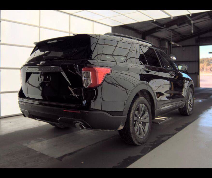 Used 2024 Ford Explorer XLT w/ Equipment Group 202A AWD/4WD image 9